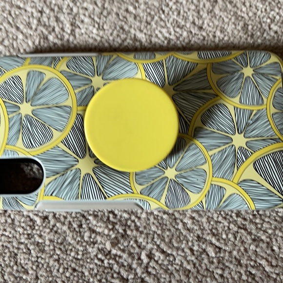 Otterbox with a built in Pop-socket IPhoneX - Picture 4 of 9